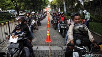 Para pemudik motor antre memasuki KM Dorolonda.  