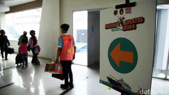 Ramainya Mudik Gratis Bareng Kapal Pelni Ratusan pemudik bersiap menaiki kapal KM Dorolonda saat mudik gratis di kawasan Pelabuhan Tanjung Priok, Jakarta Utara, Jumat (5/4/2024).