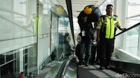 Pemudik didampingi petugas keamanan berjalan menuju kapal yang akan ditumpangi menuju kampung halaman.