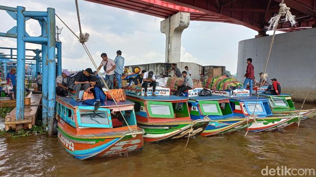 Ratusan pemudik mulai memadati Dermaga 16 Ilir Palembang jelang Lebaran 2024. Mereka memilih transportasi sungai speedboat untuk menuju daerahnya masing-masing.