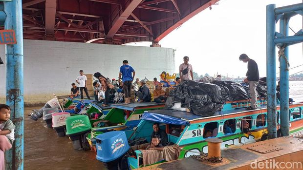 Ratusan pemudik mulai memadati Dermaga 16 Ilir Palembang jelang Lebaran 2024. Mereka memilih transportasi sungai speedboat untuk menuju daerahnya masing-masing.