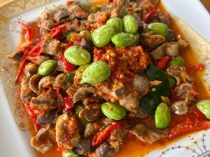 Resep Sambal Goreng Ampela Petai. Lauk Ketupat yang Pedas Kenyal