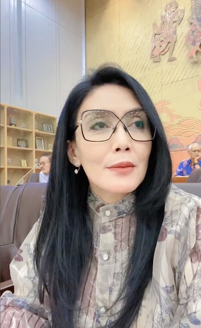 Rieke Diah Pitaloka Asyik Jajan Bakso hingga Lontong Sayur Padang Rieke Diah Pitaloka Asyik Jajan Bakso hingga Lontong Sayur Padang