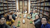 Belum lama ini, Rieke Diah Pitaloka buka puasa bersama teman-teman di dunia komedi. Salah satunya terlihat ada selebgram Keanu. Foto: Instagram riekediahp