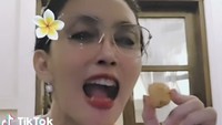 Punya usaha kuliner Pitaloka Sanur, Rieke Diah Pitaloka terlihat tengah mempromosikan menu Tahu Cabe Galau. Seporsinya murah, hanya Rp 17 ribu. Foto: Instagram riekediahp