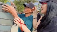 Kalau ini momen Rieke jajan roti kaki lima. Roti ini dijajakan di sepeda dengan wadah bertumpuk. Sepertinya masih hangat ya? Foto: Instagram riekediahp