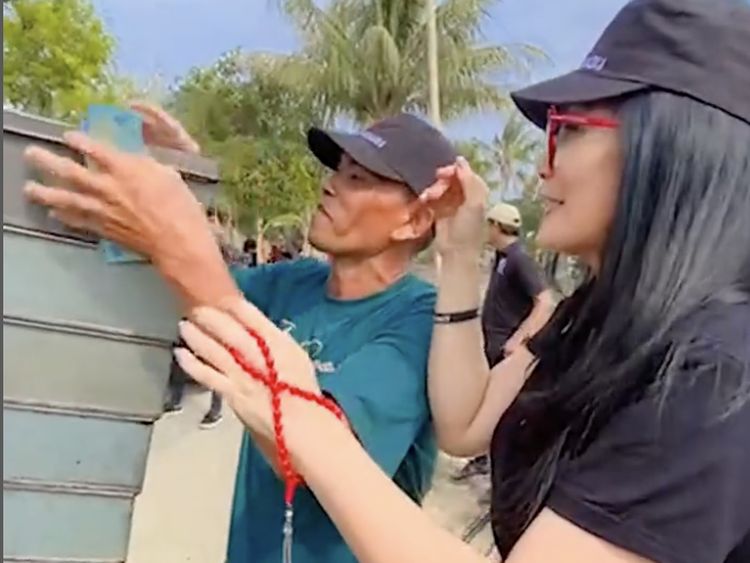 Rieke Diah Pitaloka Asyik Jajan Bakso hingga Lontong Sayur Padang