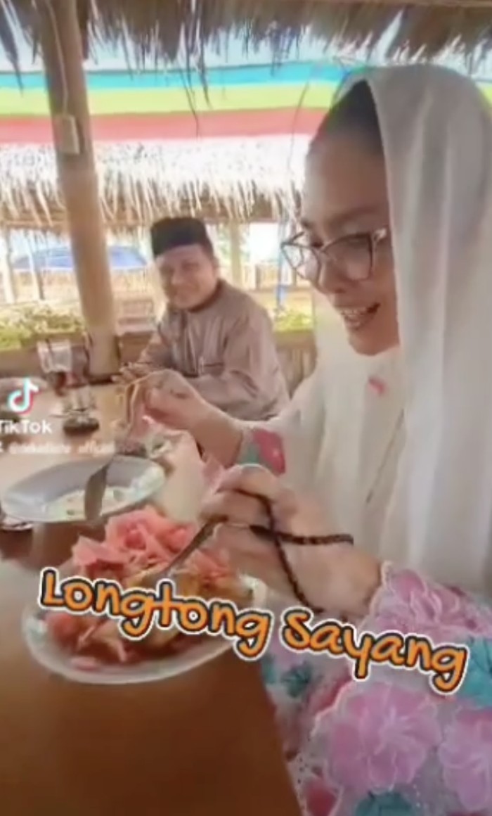 Rieke Diah Pitaloka Asyik Jajan Bakso hingga Lontong Sayur Padang Rieke Diah Pitaloka Asyik Jajan Bakso hingga Lontong Sayur Padang