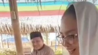 Jelajah kulinernya di Bukittinggi membawa Rieke mencicipi lontong sayur enak. Ia bersantap di Palanta Sudarek. Foto: Instagram riekediahp