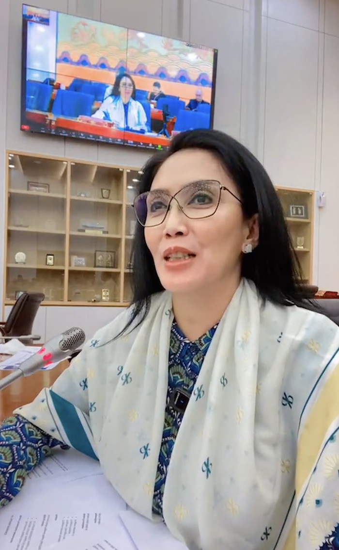 Rieke Diah Pitaloka Asyik Jajan Bakso hingga Lontong Sayur Padang