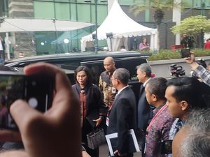 Sri Mulyani Berbatik Hitam dan Risma Pakai Batik Cokelat Saat Tiba di MK