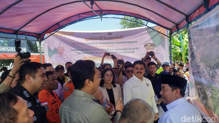 Rombongan Komisi V DPR RI meninjau lahan pembangunan stadion di GOR Sudiang Makassar.