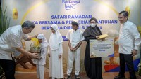 Direktur Utama PT Bank Tabungan Negara (Persero) Tbk. Nixon LP Napitupulu didampingi Direktur Operational dan Customer Experience Hakim Putratama menyerahkan santunan untuk Pondok Yatim Piatu milik Yayasan Al Muharam di Kantor Cabang BTN Cawang, Jakarta, Kamis (4/4).