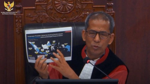 Hakim Mahkamah Konstitusi (MK) Saldi Isra memberikan pertanyaan kepada empat menteri di sidang sengketa hasil Pilpres 2024. Saldi menunjukkan gambar peta atau daerah-daerah yang dikunjungi oleh Presiden Joko Widodo (Jokowi) saat membagikan bantuan sosial (bansos).