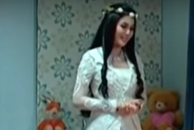 Pada tahun 2012 Sandra Dewi memerankan karakter Angelina, bidadari dalam film Putri Bidadari. Bergaya bak bidadari di film tersebut dengan rambut panjangnya, Sandra terlihat cantik menawan. Foto: YouTube/RCTI - LAYAR DRAMA INDONESIA