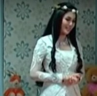 Pada tahun 2012 Sandra Dewi memerankan karakter Angelina, bidadari dalam film Putri Bidadari. Bergaya bak bidadari di film tersebut dengan rambut panjangnya, Sandra terlihat cantik menawan. Foto: YouTube/RCTI - LAYAR DRAMA INDONESIA