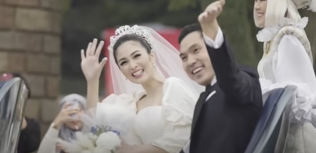 Sandra Dewi kemudian memutuskan mengakhiri masa lajangnya pada tahun 2016 dengan menikahi pria bernama Harvey Moeis. Perikahan Sandra dan Harvey digelar mewah hingga ke Disneyland Tokyo. Kala itu keduanya tampil bak putri dan pangeran di negeri dongeng. Foto: YouTube/bridestory