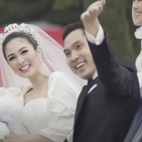 Sandra Dewi kemudian memutuskan mengakhiri masa lajangnya pada tahun 2016 dengan menikahi pria bernama Harvey Moeis. Perikahan Sandra dan Harvey digelar mewah hingga ke Disneyland Tokyo. Kala itu keduanya tampil bak putri dan pangeran di negeri dongeng. Foto: YouTube/bridestory