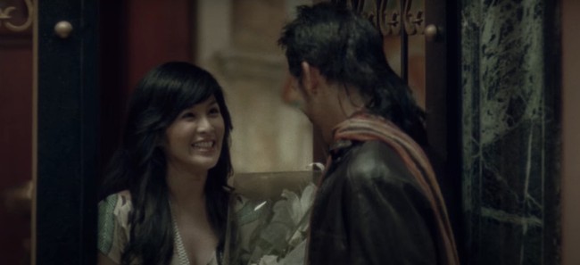 Sandra Dewi mengawali kariernya dengan mengikuti pemilihan Miss Enchanteur 2002 serta Duta Pariwisata Jakarta Barat. Ia kemudian mengikuti Fun Fearless Female Majalah Cosmopolitan 2006 dan membintangi film perdananya bertajuk Quickie Express yang rilis pada tahun 2007. Dalam film tersebut Sandra berperan sebagai Lila. Foto: YouTube/FLIK TV