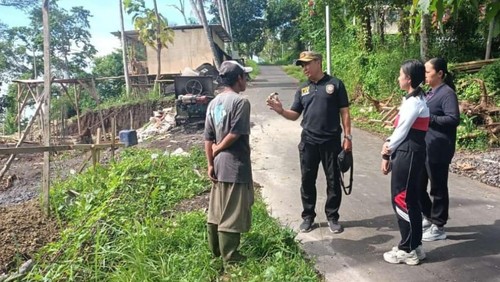 Satpol PP dan Damkar Klungkung menghentikan pembangunan vila milik WN Belanda di Desa Timuhun, Kecamatan Banjarangkan, Jumat (5/4/2024). (Dok. Satpol PP Klungkung)