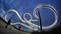 Tiger & Turtle - Magic Mountain disebut oleh mereka berdua sebagai suatu patung. Tentu saja, patung raksasa yang unik dengan tinggi 20 meter, lebar 48 meter dan dibuat dari 120 ton baja, serta berbentuk seperti jalur roller coaster! (AP Photo/Michael Sohn)  