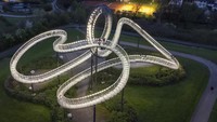 Tiger & Turtle - Magic Mountain pertama kali diresmikan tahun 2011 silam. Hingga saat ini, jalur roller coaster tersebut ramai dikunjungi wisatawan setempat atau turis mancanegara dan rela mengantre demi bisa naik ke atasnya. (AP Photo/Michael Sohn)  