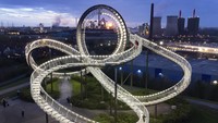 Kota Duisburg dapat ditempuh dari kota besar Dortmund selama 40 menit saja naik mobil. Jangan salah Tiger & Turtle - Magic Mountain buka sampai malam hari, yang mana lampu LED berwarna putih terang menghiasi dan membuatnya lebih sedap dipandang. (AP Photo/Michael Sohn)  