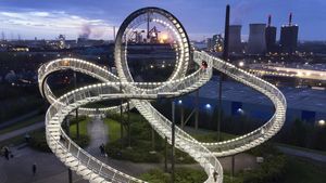 Sensasi Jalan Kaki di Jalur Roller Coaster, Berani Coba?