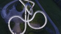 Ya, ternyata kita tidak hanya bisa melihat melainkan juga dapat mendaki Tiger & Turtle - Magic Mountain. Total jalur ini ternyata terdiri dari 249 langkah yang meliak-liuk, berputar-putar, naik dan turun layaknya jalur roller coaster! (AP Photo/Michael Sohn)  
