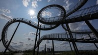 Bangunan tersebut berada di Kota Duisburg, Jerman yang bernama Tiger & Turtle - Magic Mountain. Pembuatnya adalah dua orang seniman ternama Jerman asal Hamburg, Heike Mutter dan Ulrich Genth. (AP Photo/Martin Meissner)  