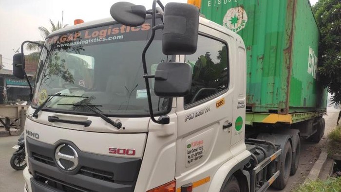 Tragedi Mematikan: Pemotor Wanita Meregang Nyawa Terlindas Truk Saat Menghindari Lubang di Cilincing