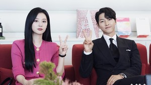 Pose kompak Kim Ji Won dan Song Joong Ki di sela-sela proses syuting Queen of Tears. (Foto: dok. HighZiumStudio)