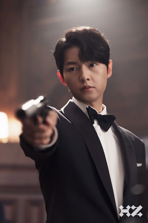 Song Joong Ki kembali memerankan Vincenzo di Queen of Tears episode 8 yang tayang Minggu (31/3/2024). Fotonya dirilis resmi oleh manajemen HighZiumStudio.