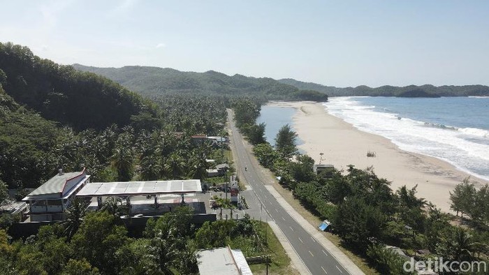 SPBU Pertamina tepat ada di depan Pantai Soge Pacitan.