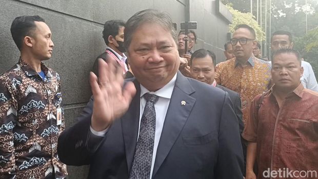 Sri Mulyani, Airlangga, dan Risma Tiba di MK Jelang Sidang Sengketa Pilpres