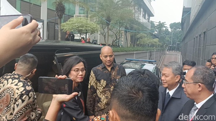 Sri Mulyani, Airlangga, dan Risma Tiba di MK Jelang Sidang Sengketa Pilpres