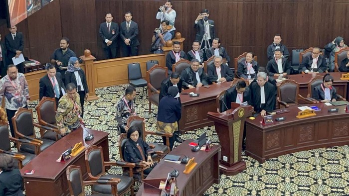 Sri Mulyani dan Risma salaman dengan tim Ganjar-Mahfud di sidang sengketa Pilpres
