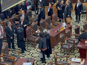 Sidang Sengketa Pilpres di MK Diskors, Sri Mulyani dan Todung Foto Bareng