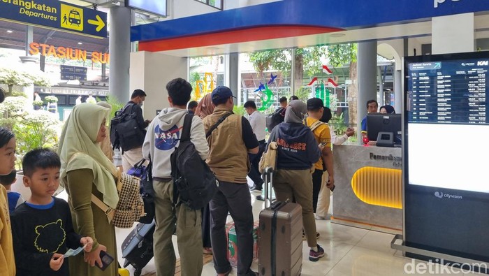 Stasiun Gubeng Surabaya Dipadati Pemudik