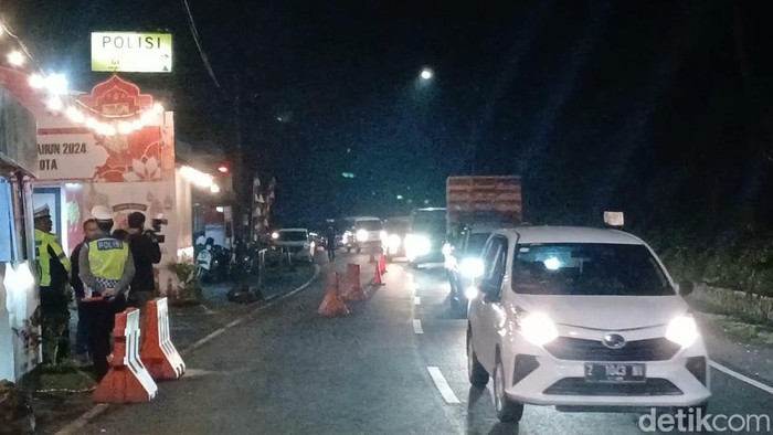 Suasana arus mudik di Jalur Gentong, Tasikmalaya, Jumat (5/4/2024) dini hari.