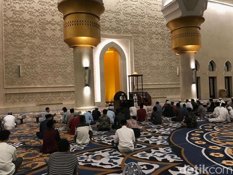 Suasana iktikaf di Masjid Zayed Solo, Jumat (5/4/2024) dini hari.