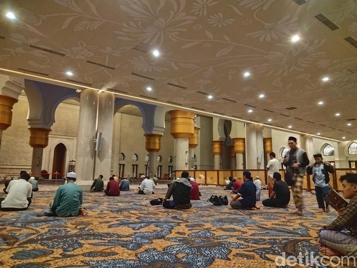 Suasana iktikaf di Masjid Zayed Solo, Jumat (5/4/2024) dini hari.