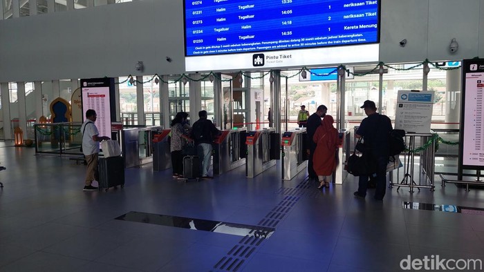 Suasana Stasiun Kereta Cepat Whoosh Padalarang.