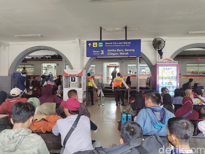 Suasana Stasiun Rangkasbitung, 5 April 2024. (Fathul Rizkoh/detikcom)
