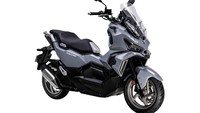Dari segi tampilan, SYM Husky 150 memiliki desain bodi yang lebih kekar dibanding ADV 160. Husky 150 lebih banyak memiliki lekukan bodi dari bagian depan hingga area belakang. Motor matic petualang ini juga dibekali desain lampu depan yang agresif dan sporty. Foto: Dok. SYM