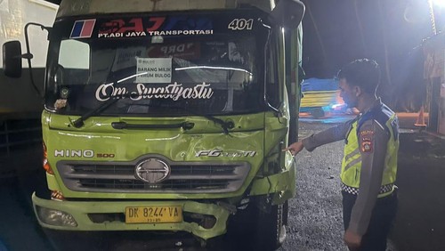 Kondisi salah satu truk yang rusak akibat tabrakan di Jalan Nasional Denpasar-Gilimanuk, Desa Gumbrih, Kecamatan Pekutatan, Kabupaten Jembrana, Bali, Kamis (4/4/2024).