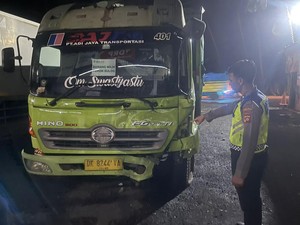 Brakk! Truk Tabrak Truk Parkir hingga Ringsek di Jalan Denpasar-Gilimanuk