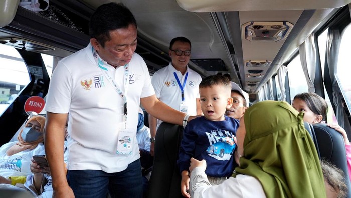 TelkomGroup Berangkatkan Lebih Dari 2.000 Pemudik melalui Jalur Darat dan Laut TelkomGroup laksanakan program mudik gratis bagi karyawan, teknisi, pelanggan, UMKM binaan, serta masyarakat umum. Begini potretnya.