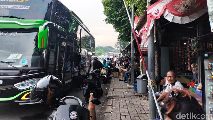 Terminal bus Kampung Rambutan dan Pasar Rebo mulai ramai pemudik. (Ammar/detikcom)