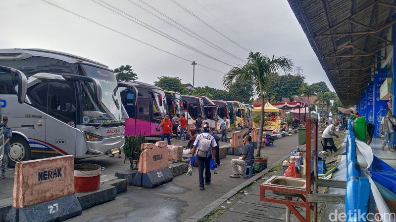 Terminal bus Kampung Rambutan dan Pasar Rebo mulai ramai pemudik. (Ammar/detikcom)